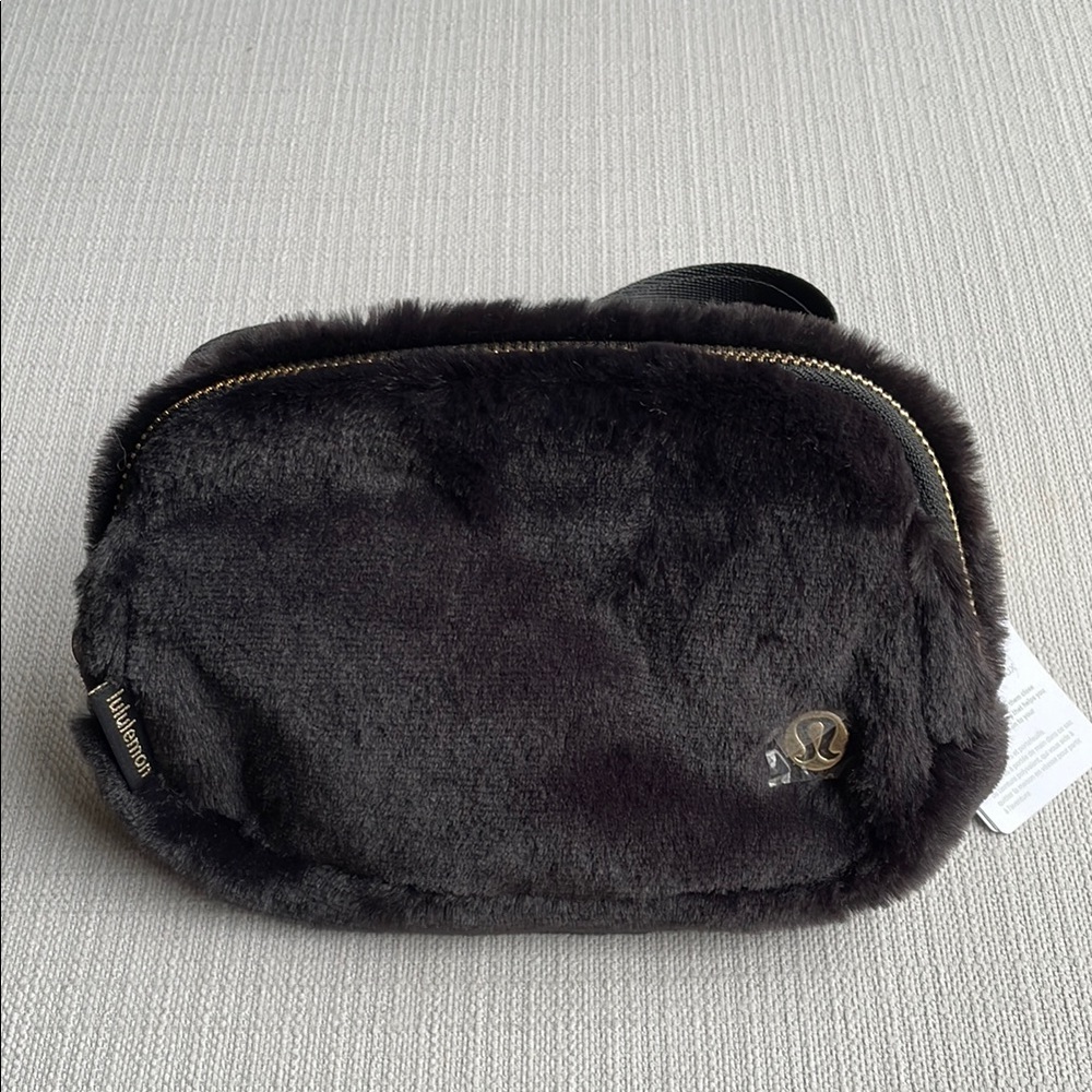 Lululemon Everywhere Belt Bag Plush Fleece - Black